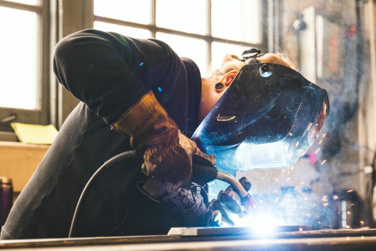 Schutzgasschweißer in Aktion Schutzgaßschweißer in der Werkststt