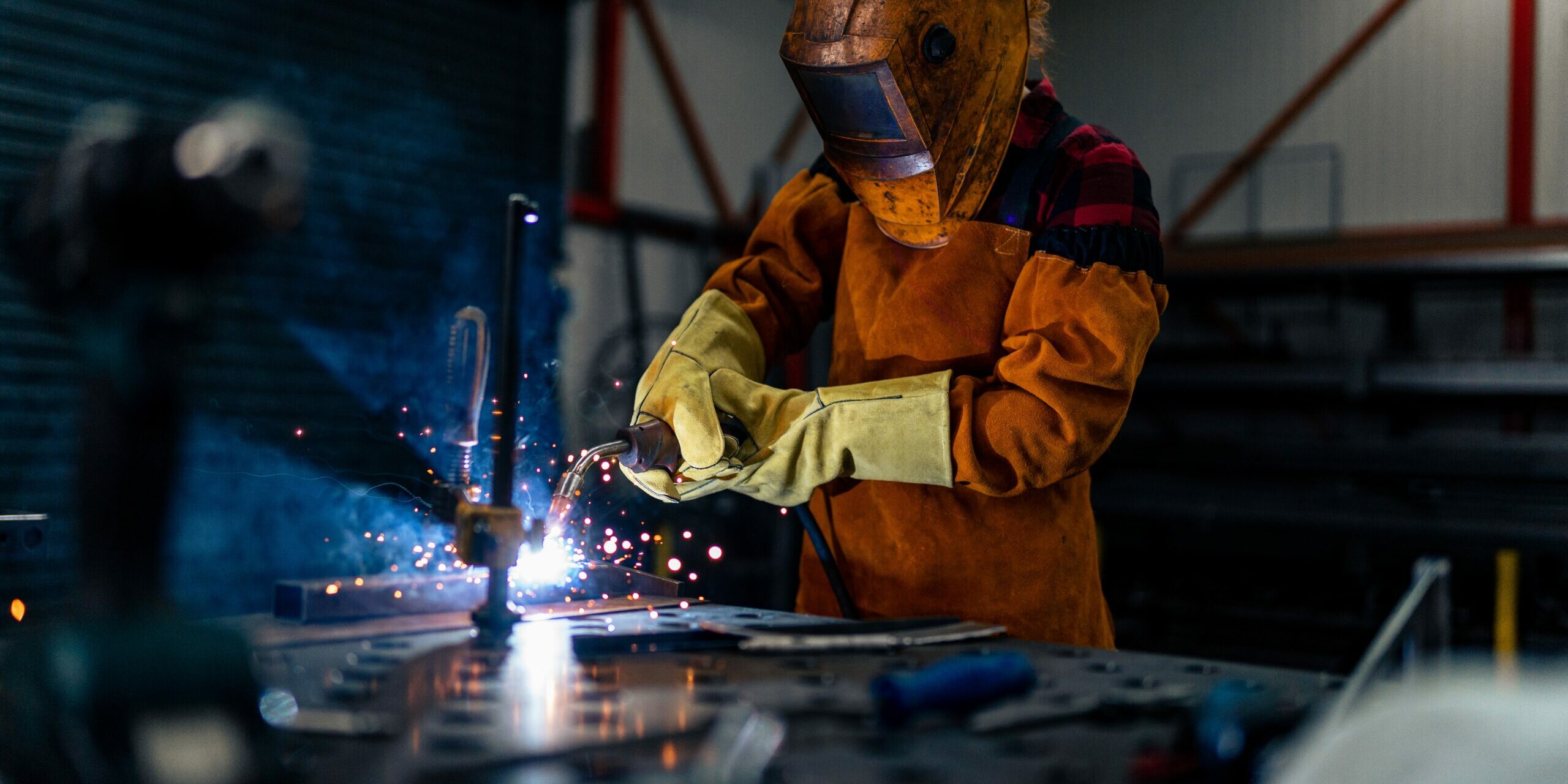 Arbeit in der Schweißwerkstatt Bei der Arbeit in der Schweißwerkstatt