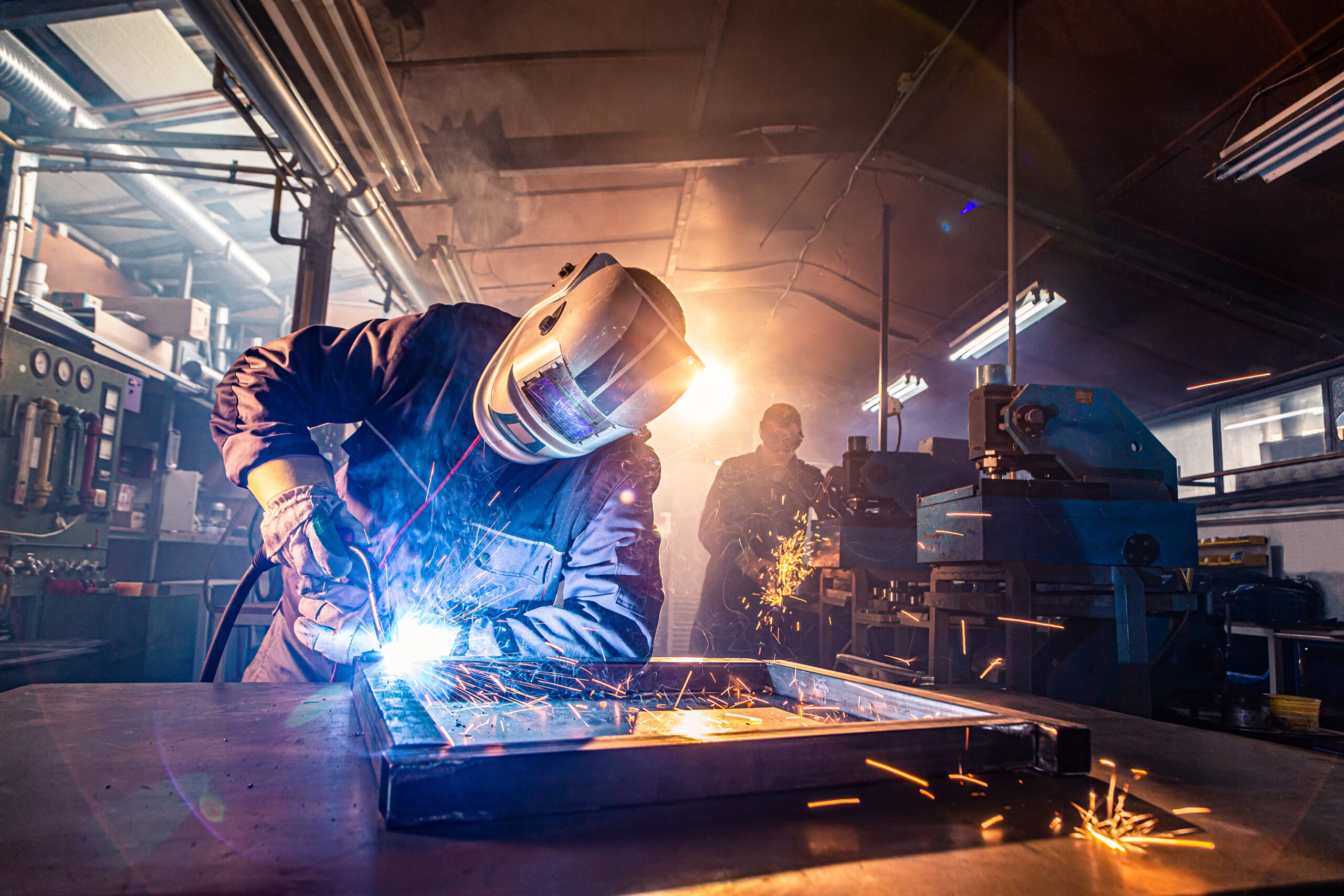 Schweißer bei er Arbeit in der Werkstatt